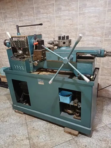 Torno revólver trifasico