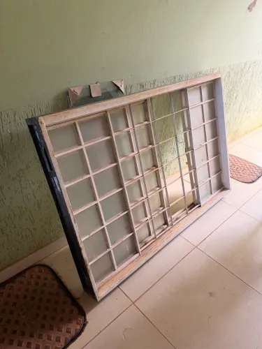 Porta, janela, vaso sanitário e pia
