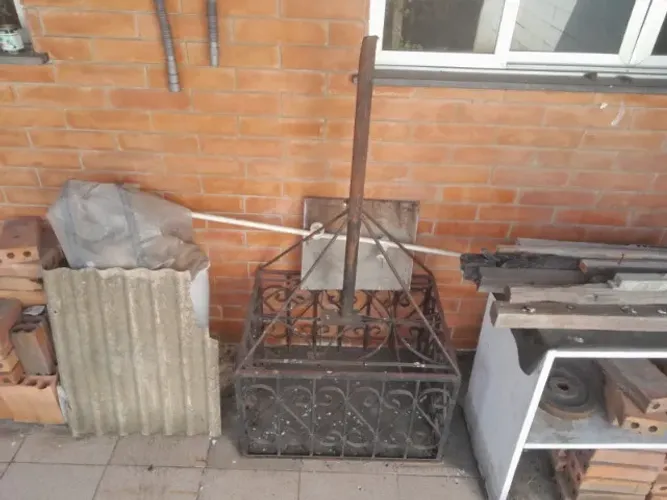Lixeira de ferro bem conservada