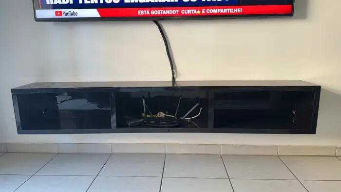 Rack suspenso em MDF preto MUITO NOVO