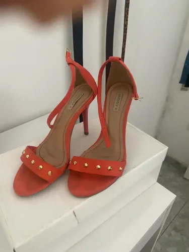 Sandália salto fino