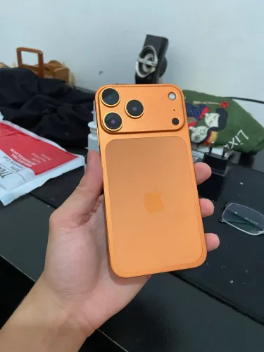 iPhone XR na carcaça do 17 pro