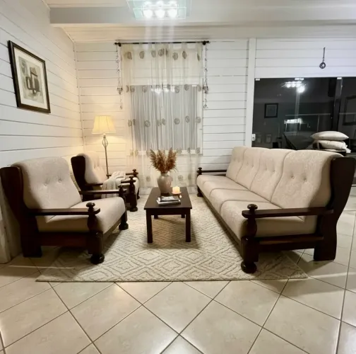 Conjunto de Sala Colonial em Madeira Maciça - Sofá 4 Lugares + 2 Poltronas