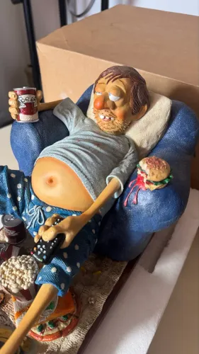 Escultura colecionável "The Couch Potato" da Guillermo Forchino Art Collection