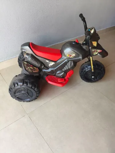 Triciclo elétrico infantil 