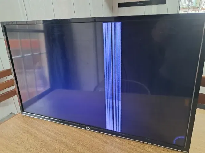 TV TCL Modelo DLED L32S4700S - Com defeito - Listra na Tela
