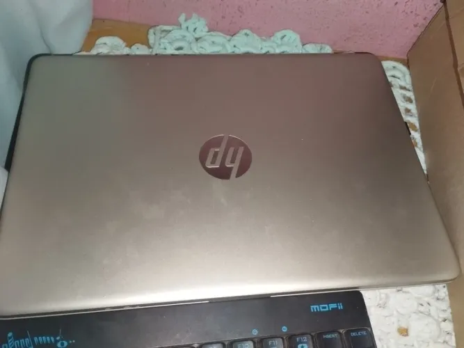 Notebook Hp i3 8geracao barato bateria está ruim funciona no carregado 8gigas memoria