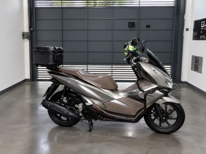 PCX DLX 2022