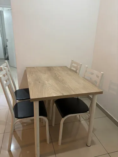 mesa de MDF com 4 cadeiras
