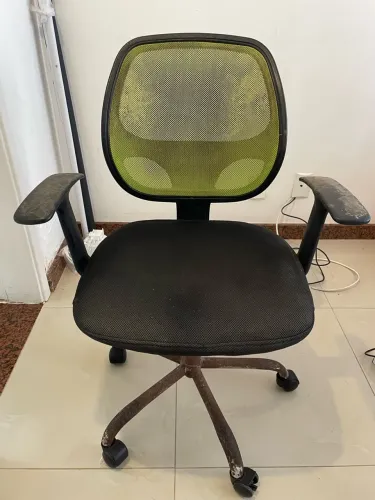 Cadeira de escritório com avaria