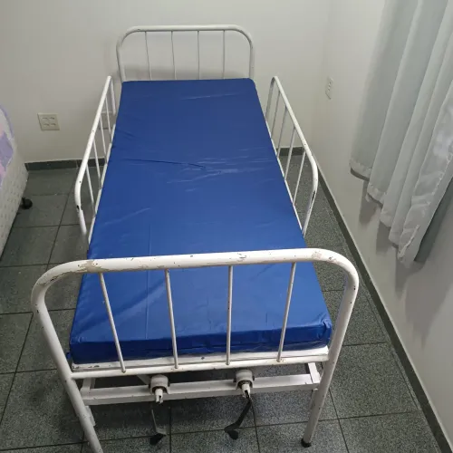 Cama hospitalar com proteção lateral e Duas manivelas. Acompanha colchão impermeável.
