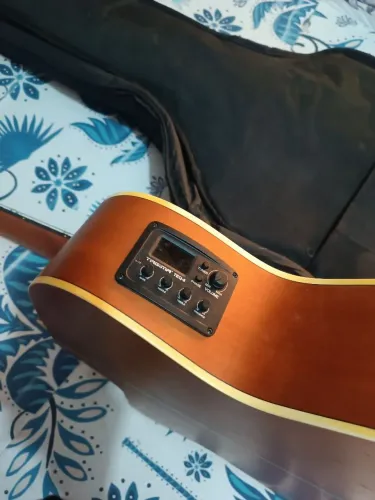 Vende-se um violão da marca Tagima valor 600,00 Reais