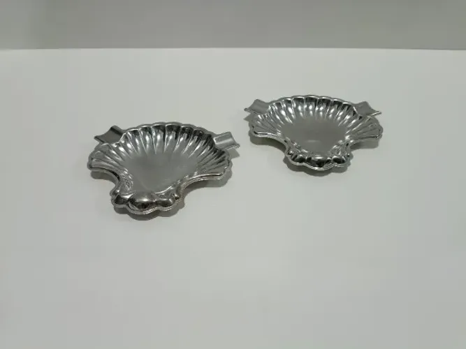 Par de cinzeiros antigos de aço inox formato concha