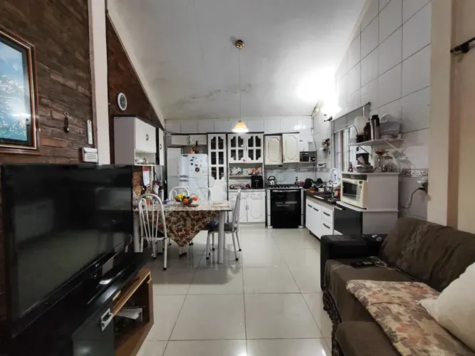 Casa mobiliada com piscina e lareira a poucos minutos da Orla do Laranjal