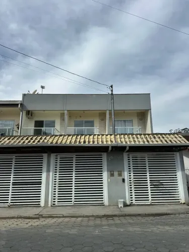 Vendo sobrado com 2 dormitórios no bairro Rio Pequeno em Camboriú!