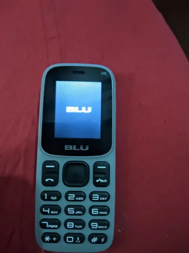 Celular de botão Blu novíssimo com o carrgador