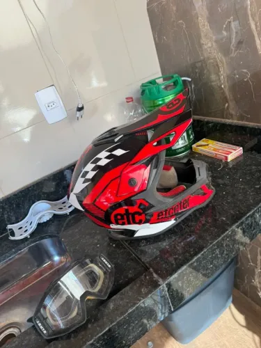 Capacete e óculos de trilha