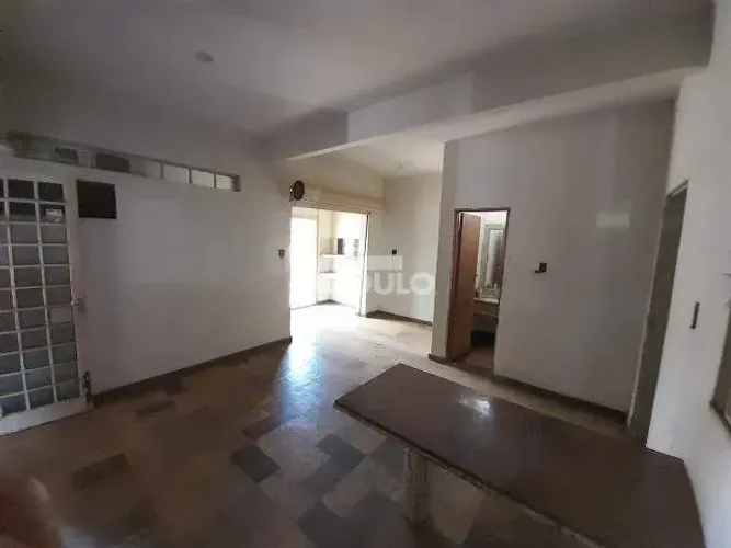 Barracão comercial disponível para locação no bairro Tubalina.