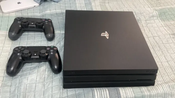 Ps4 pro ( vendo ou troco) com GTA 5 ,mk 11 e god Of War 3