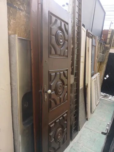 Porta 210x070cm trabalhada