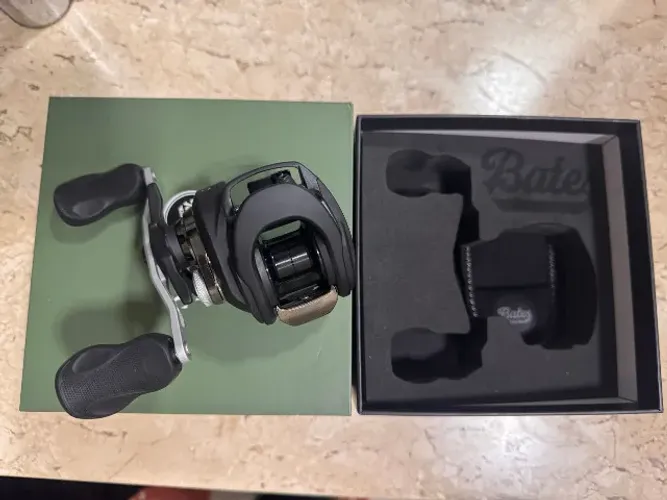 Carretilha Bates EDC 100 - Esquerda | NOVA | Tecnologia Digital