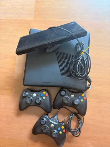 Xbox 360 e kinect com controles originais (travado)