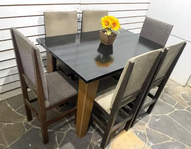 Mesa tampo preto 1,20x80 com 6 cadeiras madeira