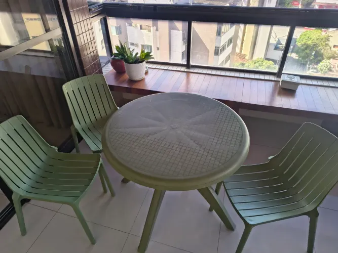 Vendo mesa com 3 cadeiras