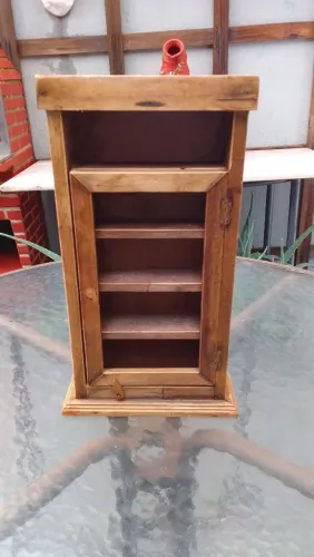 Armario porta condimentos ou miniaturas