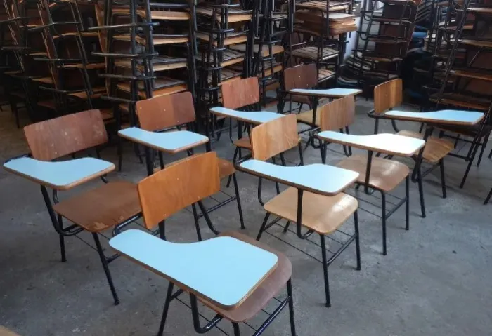 Cadeira Universitária Fórmica Marrom com Prancheta Azul