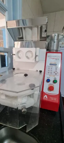Vendo Máquina de salgados e doces da degust plus digital pouco uso