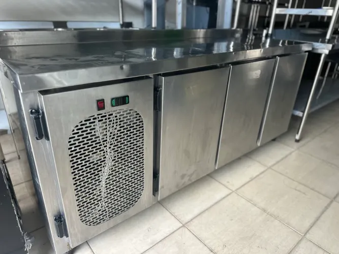 Balcão refrigerado Servinox 2 metros com 3 portas refrigerado 