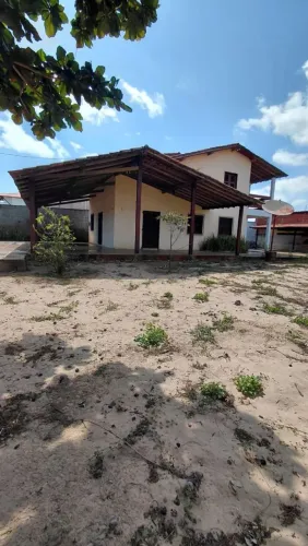 Casa na Praia do Coqueiro com varanda, ótima localização
