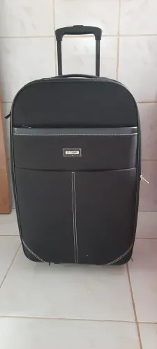 Mala de roupas para venda.
