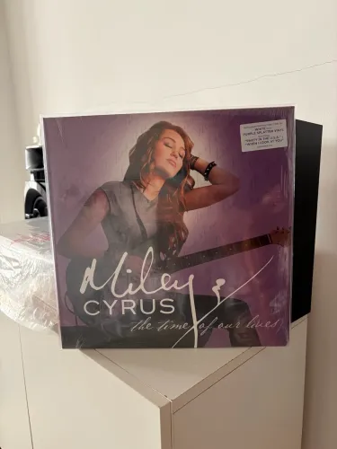 LP Miley Cyrus - The Time of Our Lives (Vinil Branco com Splatter Roxo)