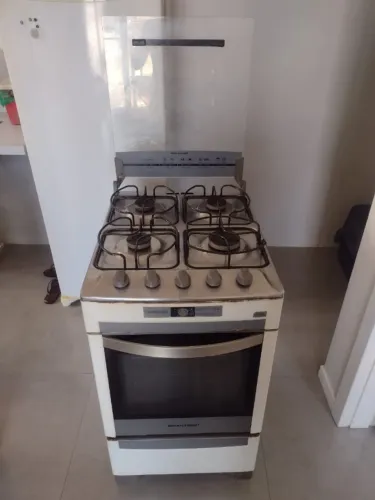 Vendo fogão Brastemp de 4 bocas com mesa de vidro, e acendimento aumatico