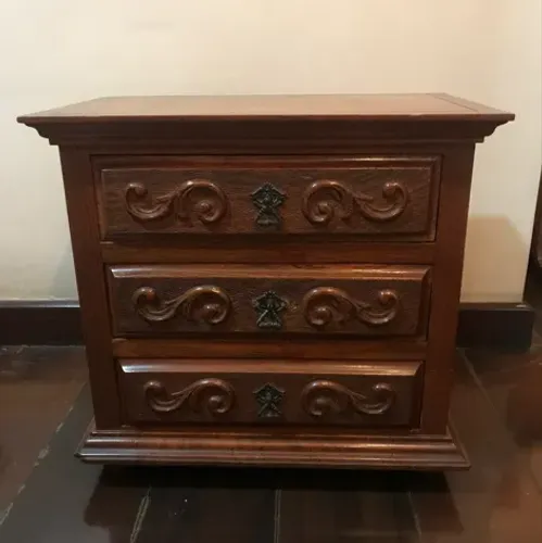 Mesa de cabeceira madeira maciça - entalhada a mão - 3 gavetas