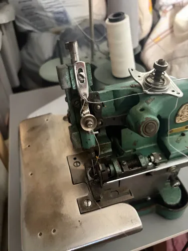 Máquina de Overlok chinesinha semi nova