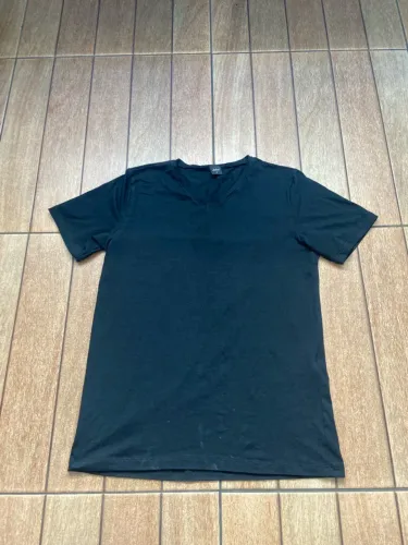 Camisa preta gola v (tamanho P)