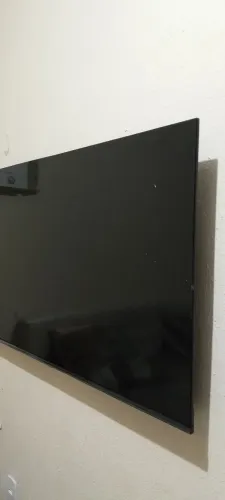 Tv smart TCL 75 polegadas e uma smart tv Toshiba 55 polegadas