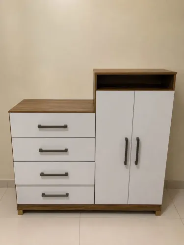 Cômoda 4 gavetas e 2 portas