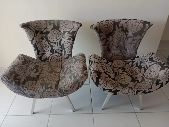 Cadeiras Borboletas com estampas Floradas.