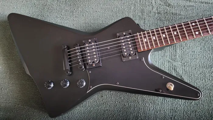 Guitarra Explorer Cruiser by Crafter.