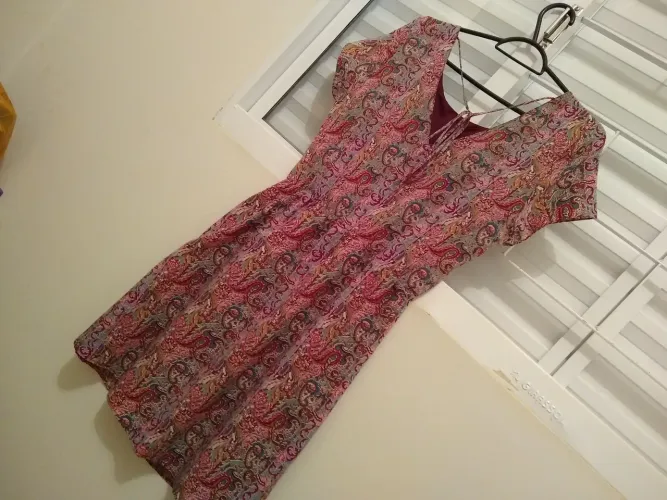 Vestido básico feminino.