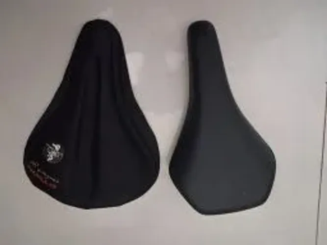 Capa acolchoada Btwin e selim Caloi em excelente estado praticamente novos!!!