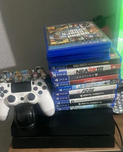 Play 04 com jogos,02 controle e carregador do controle 