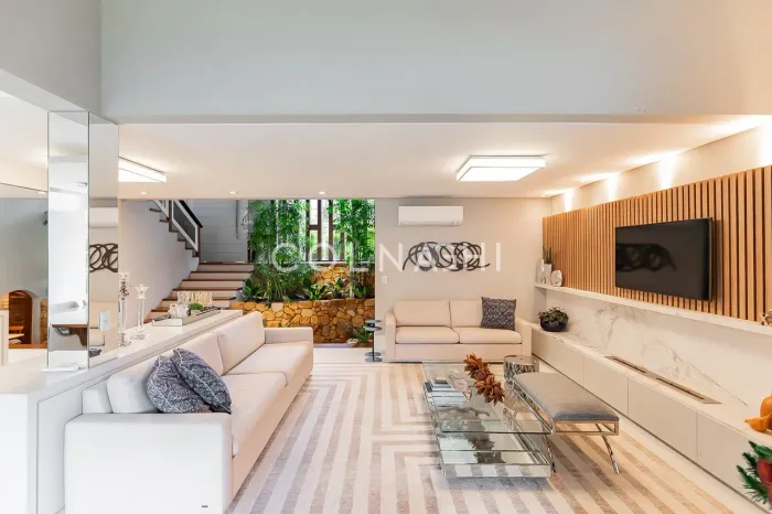 CASA ESPETACULAR EM TERRENO PRIVILEGIADO!