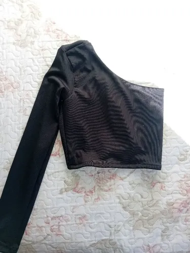 Cropped preto de um ombro só manga longa