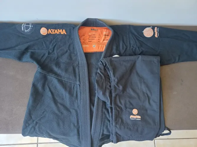 Estou vendendo 01 Kimono Atama preto. TAM A3