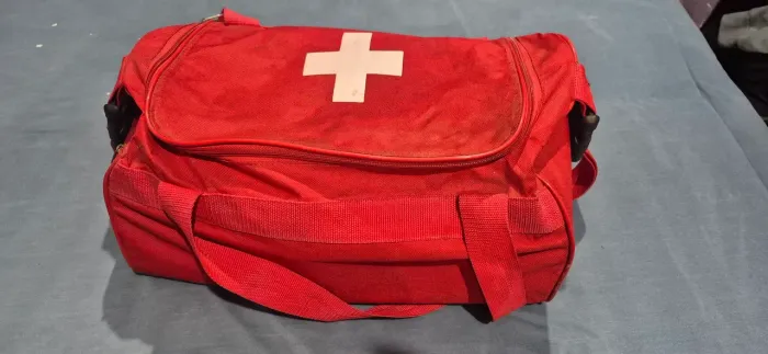 Bolsa de primeira socorros com várias Talas de diversos tamanhos